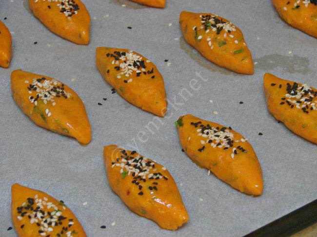 Peynirli Salçalı Poğaça - Yapılışı (11/16) 