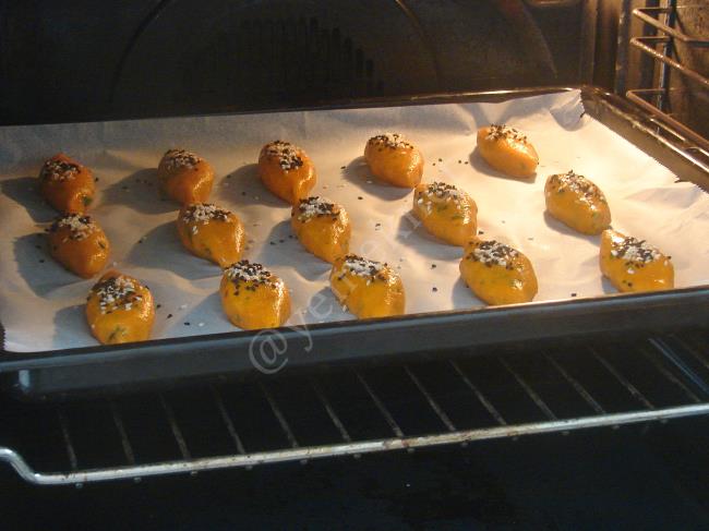 Peynirli Salçalı Poğaça - Yapılışı (12/16) 