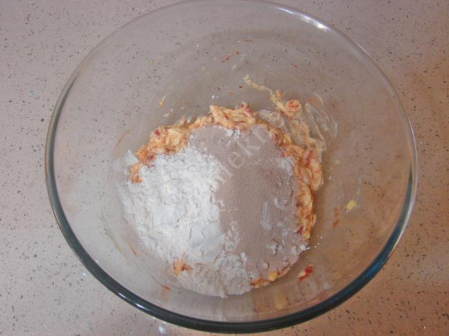 Peynirli Salçalı Poğaça - Yapılışı (3/16) 