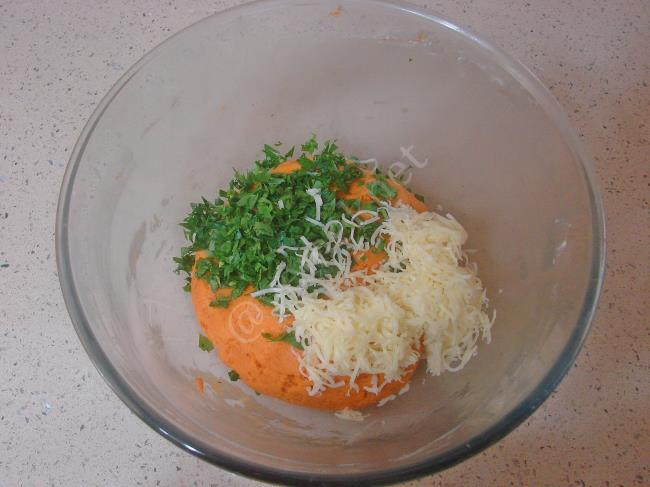 Peynirli Salçalı Poğaça - Yapılışı (5/16) 