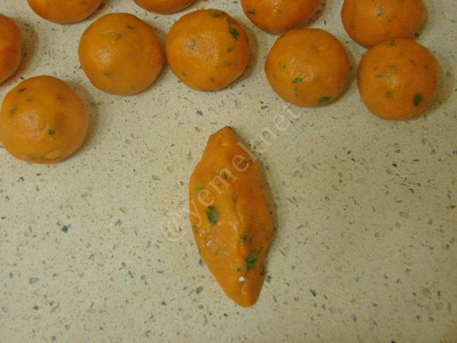 Peynirli Salçalı Poğaça - Yapılışı (8/16) 