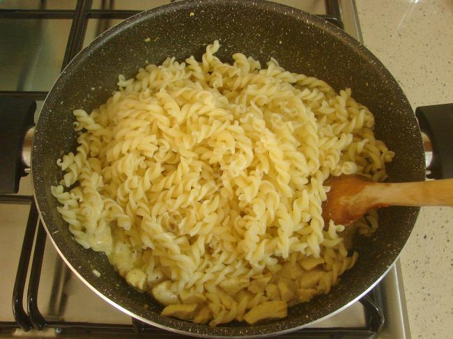 Tavuklu Makarna - Yapılışı (8/12) 