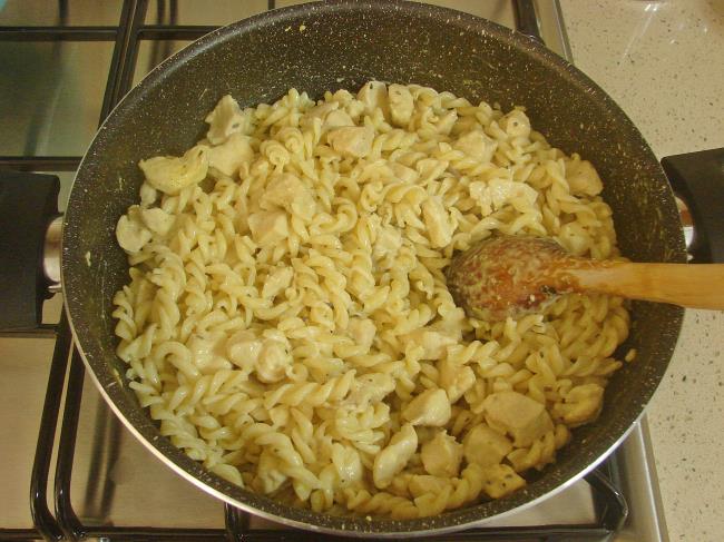 Tavuklu Makarna - Yapılışı (9/12) 