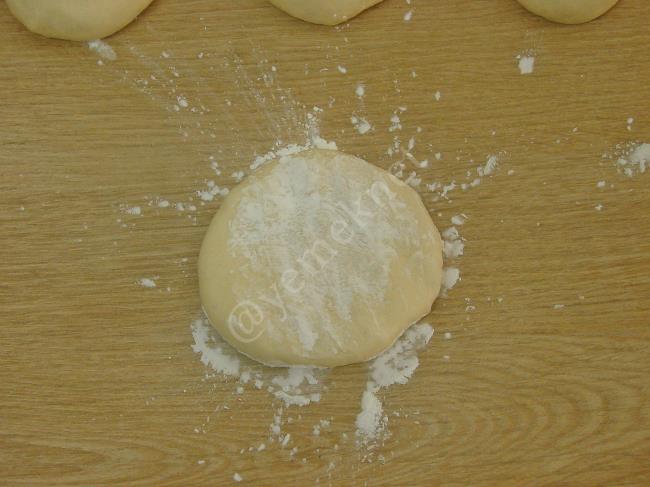 Tepsi Poğaçası - Yapılışı (8/24) 