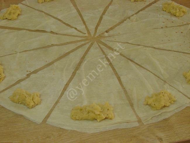 Patatesli Börek - Yapılışı (11/20) 
