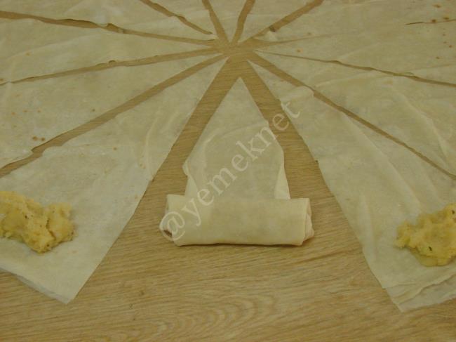 Patatesli Börek - Yapılışı (12/20) 