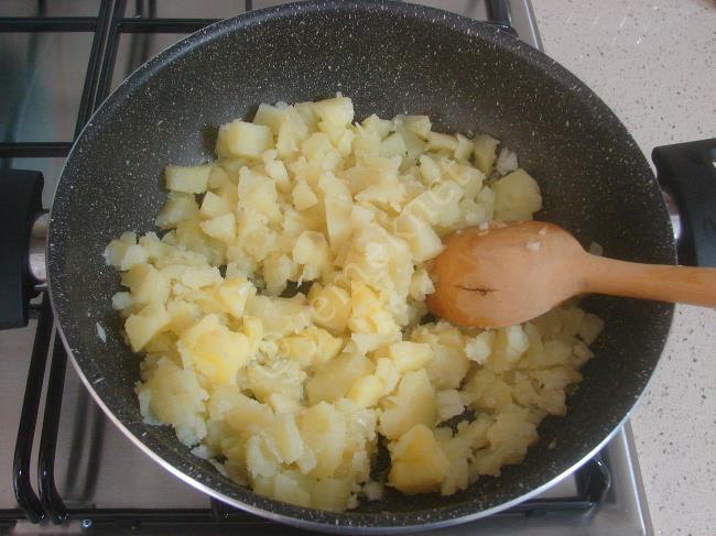 Patatesli Börek - Yapılışı (3/20) 