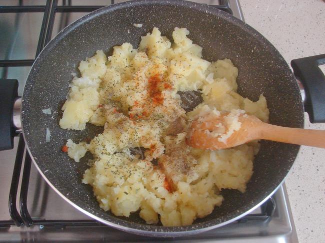 Patatesli Börek - Yapılışı (4/20) 