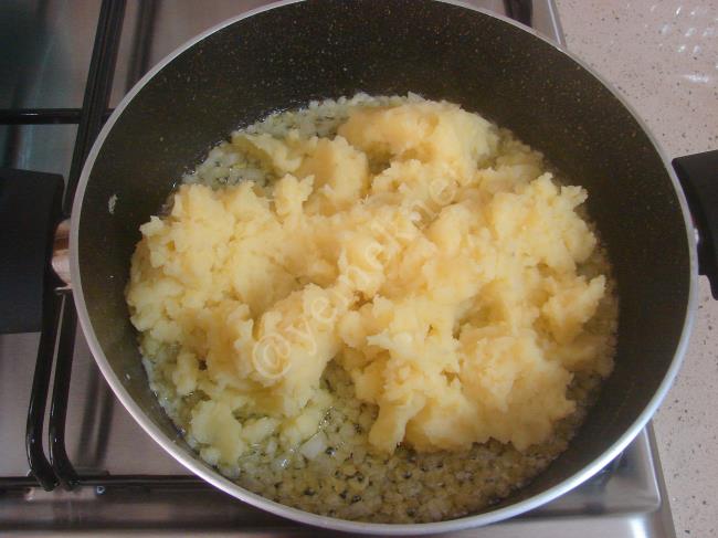 Patatesli Kıymalı Börek - Yapılışı (4/20) 