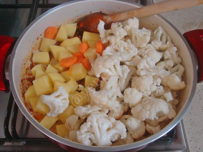 Tencerede Köfteli Karnabahar Yemeği - Yapılışı (6/12) 