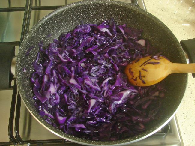 Yoğurtlu Mor Lahana Salatası - Yapılışı (4/12) 