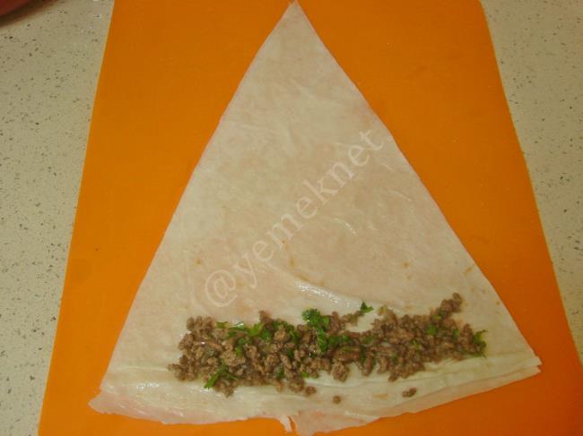 Kıymalı Börek - Yapılışı (4/12) 