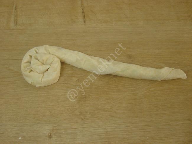 Peynirli Börek - Yapılışı (7/16) 