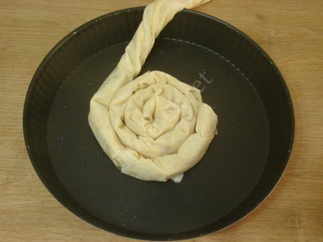 Peynirli Börek - Yapılışı (9/16) 