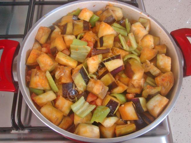 Patlıcan Yemeği - Yapılışı (7/12) 