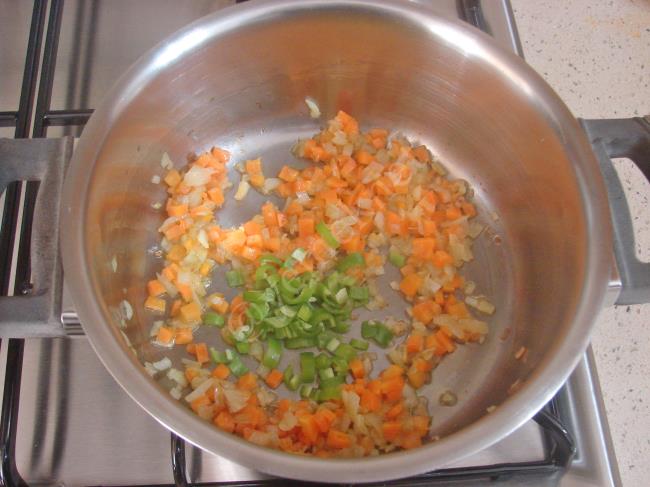 Sebzeli Arpa Şehriye Çorbası - Yapılışı (3/12) 