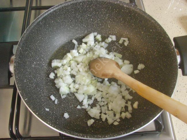 Tavuklu Börek - Yapılışı (3/12) 