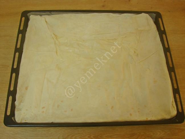 Hazır Yufkadan Kıymalı Börek - Yapılışı (9/16) 