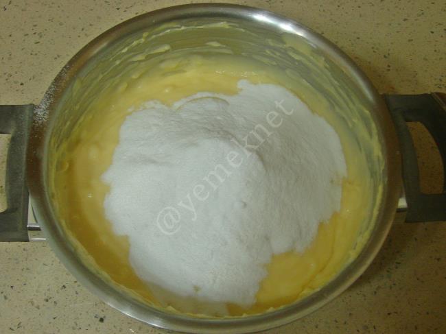 Kolay Yaş Pasta - Yapılışı (4/16) 
