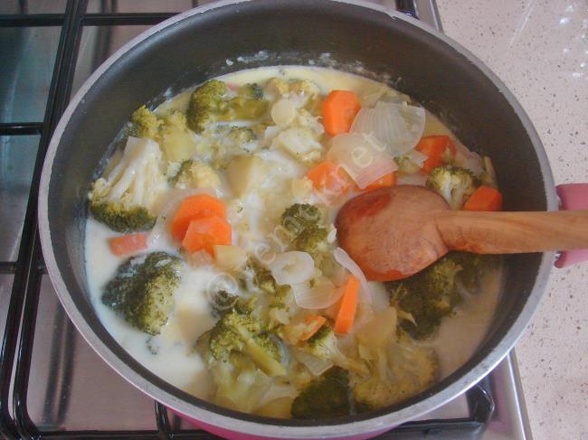 Brokoli Çorbası - Yapılışı (7/12) 