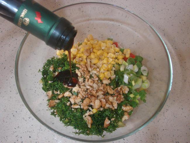 Közlenmiş Kırmızı Biber Salatası - Yapılışı (4/8) 