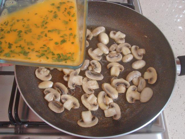 Mantarlı Omlet - Yapılışı (7/12) 