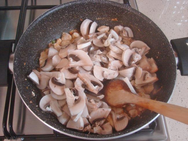 Mantarlı Tavuk Sote - Yapılışı (4/8) 