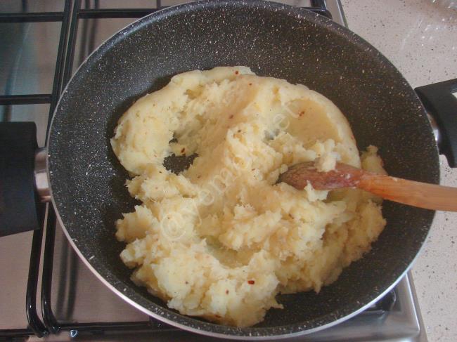 Yufkadan Patatesli Börek - Yapılışı (4/16) 