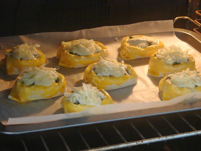 Beşamel Soslu Ispanaklı Kıymalı Börek - Yapılışı (17/20) 
