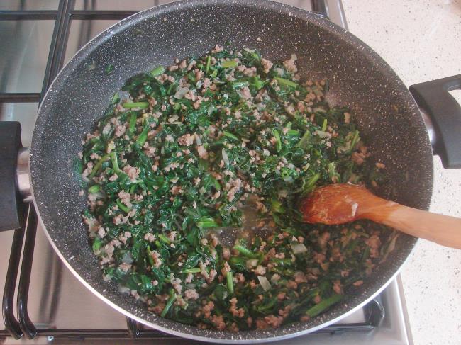 Beşamel Soslu Ispanaklı Kıymalı Börek - Yapılışı (5/20) 