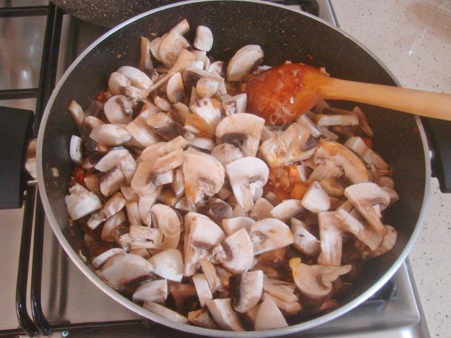 Kıymalı Mantar Sote - Yapılışı (5/12) 