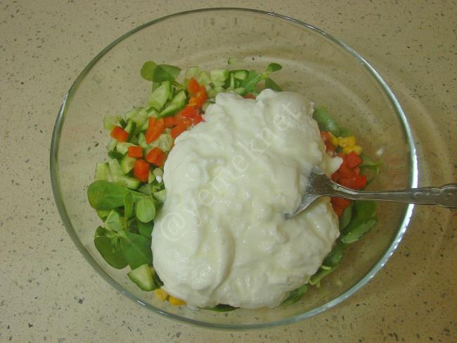 Kolay Yoğurtlu Semizotu Salatası - Yapılışı (4/8) 