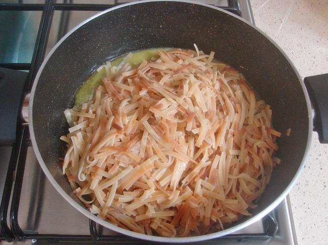 Yoğurtlu Erişte - Yapılışı (5/12) 