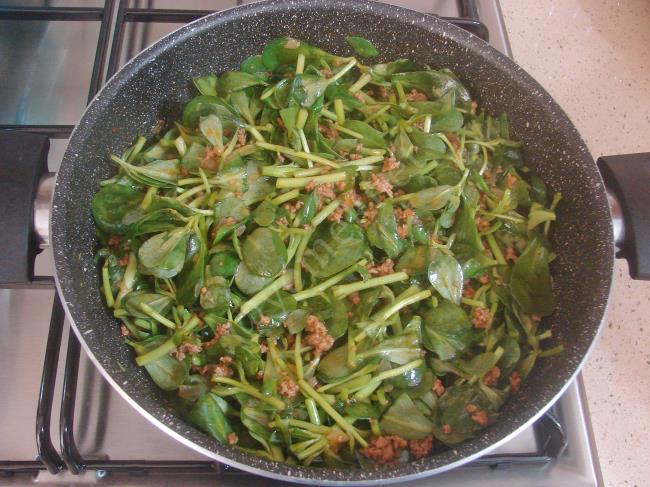 Kıymalı Semizotu Yemeği - Yapılışı (7/12) 