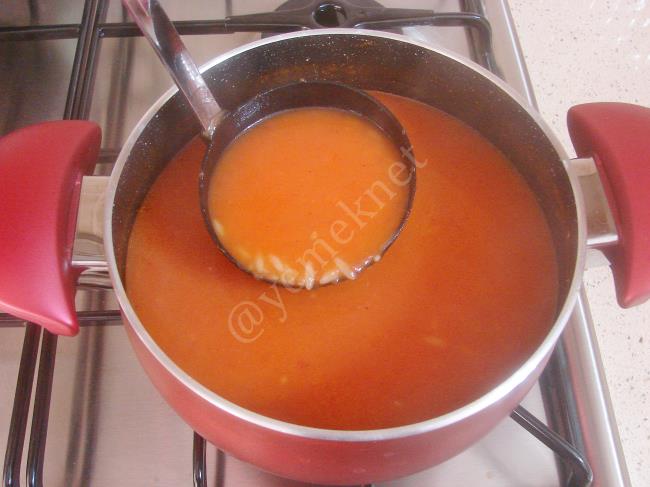 Şehriyeli Domates Çorbası - Yapılışı (8/12) 