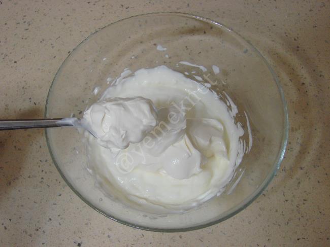 Dondurulmuş Yoğurt - Yapılışı (5/12) 