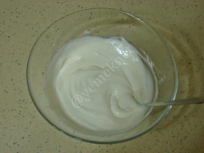 Dondurulmuş Yoğurt - Yapılışı (6/12) 