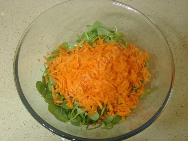 Havuçlu Semizotu Salatası - Yapılışı (3/8) 