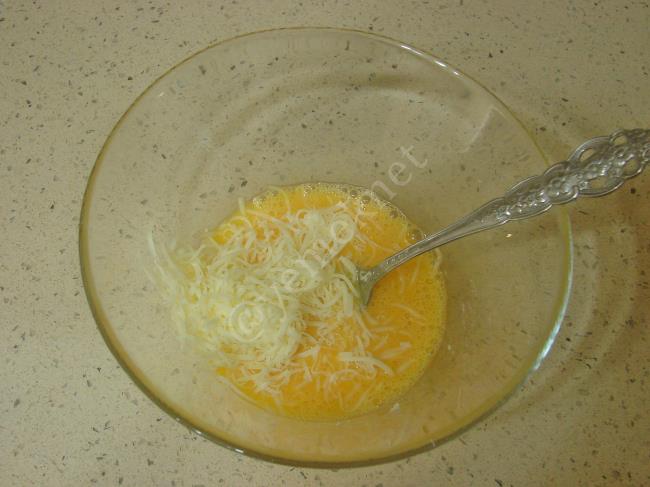 Kaşarlı Omlet - Yapılışı (3/12) 