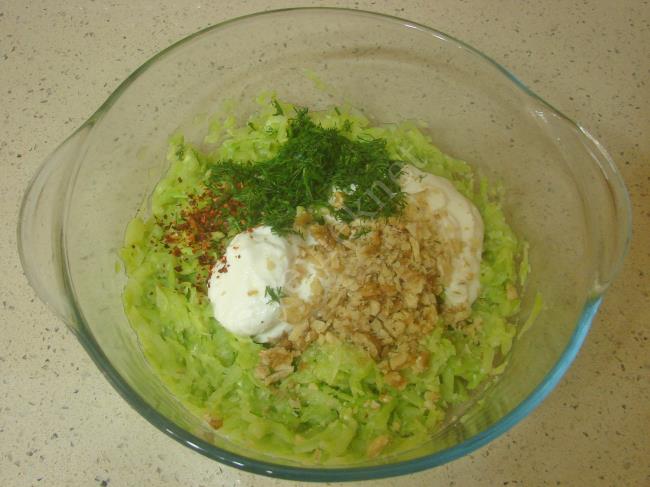 Mayonezli Kabak Salatası - Yapılışı (4/8) 