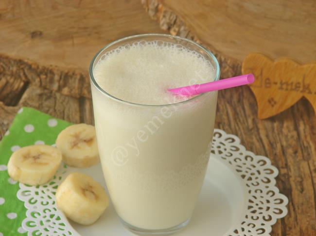 Soğuk Soğuk İçilebilecek Hafif Bir Tatlı Bir İçecek : Muzlu Milkshake