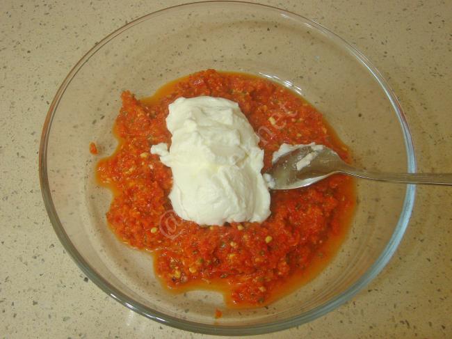 Yoğurtlu Kırmızı Biber Mezesi - Yapılışı (8/12) 