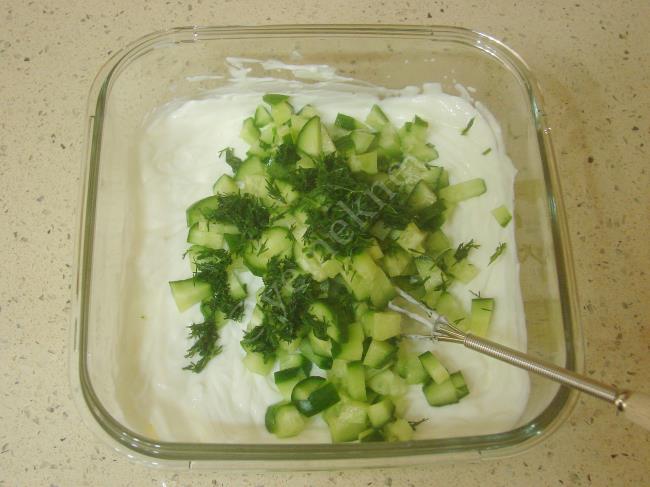Süzme Yoğurtlu Salata - Yapılışı (4/8) 