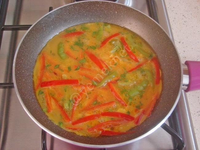 Biberli Omlet - Yapılışı (5/8) 