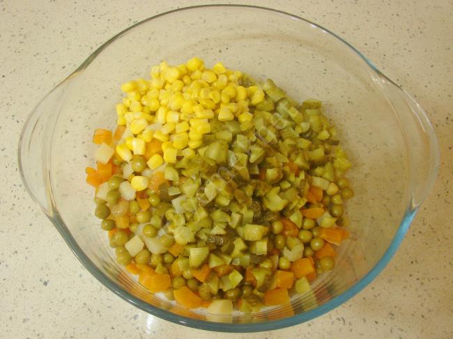 Yoğurtlu Garnitür Salatası - Yapılışı (2/8) 