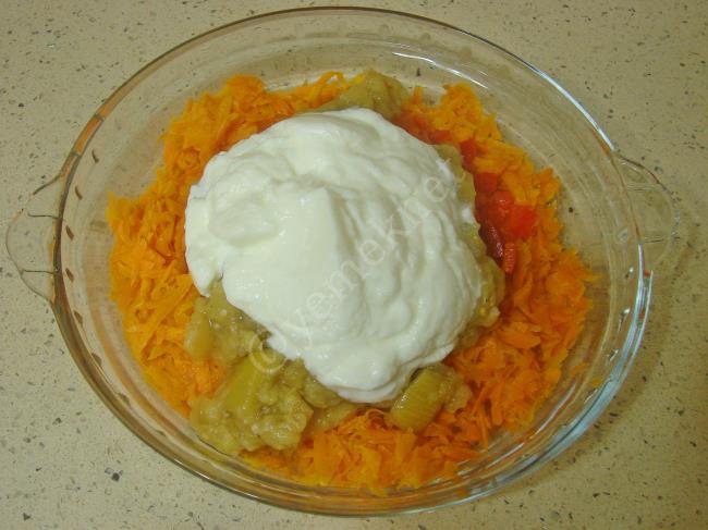 Köz Patlıcanlı Havuç Salatası - Yapılışı (6/12) 