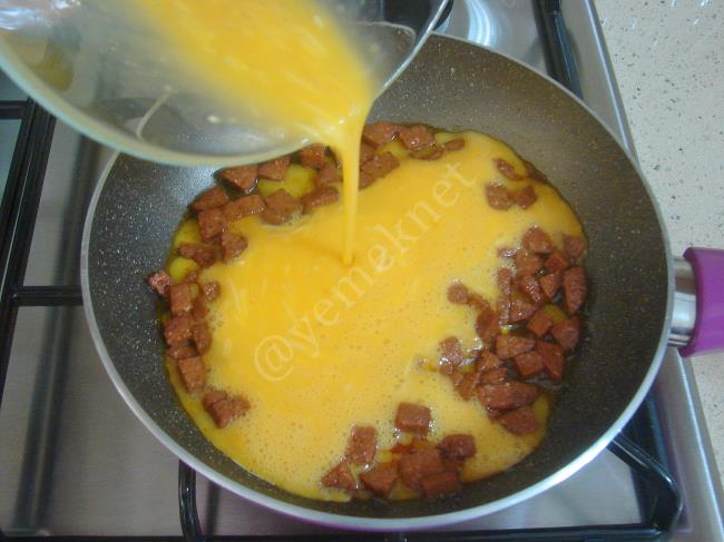Sucuklu Omlet - Yapılışı (7/12) 