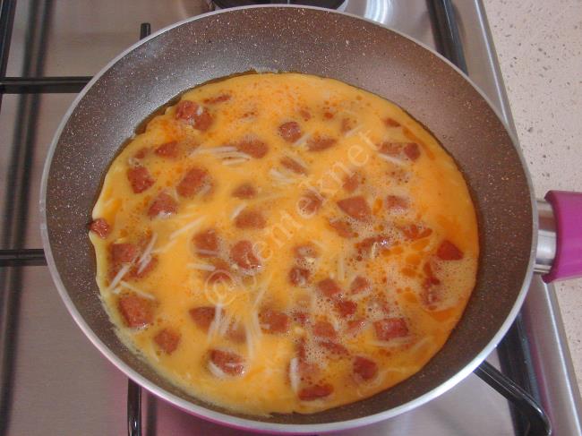 Sucuklu Omlet - Yapılışı (8/12) 