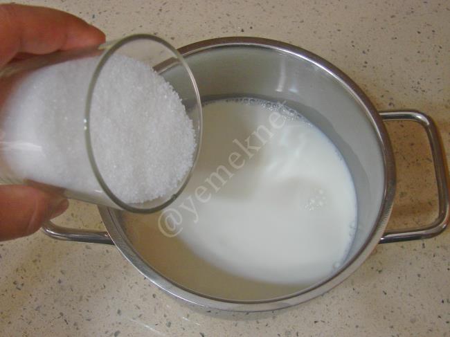 Sütlü İrmik Helvası - Yapılışı (2/12) 