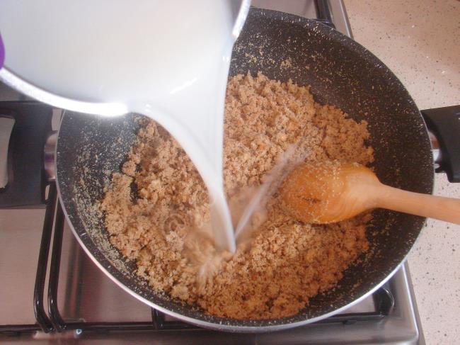 Sütlü İrmik Helvası - Yapılışı (6/12) 